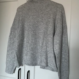 Tröja NAKD - En oanvänd stickad tröja från NAKD. Lappen sitter kvar, jätte mjukt tyg. Strl S.