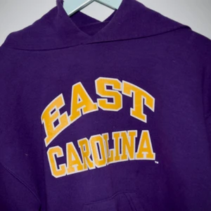 Lila hoodie i storlek S - En lila hoodie med tryck. 