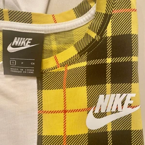 Nike tröja - Tröja, långärmad, bomull strl. S (junior) känns som XS. Använd men fortfarande väldigt fin.