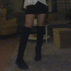 As snygga boots! - Hej! Jag säljer as snygga boots som jag köpte för 400kr men tyvär vad dom för små:( Dom passar verkligen till nästan allt,dom är svarta och man kan matcha dom med verkligen allt 💖
