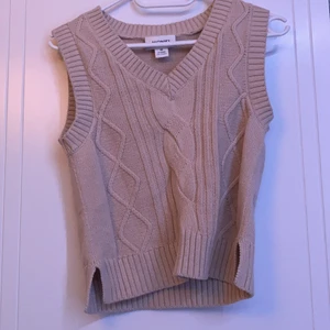 VÄST XS - oanvänd fin stickad mjuk vädt från monki i strl xs! budgivning sker i kmt från 89