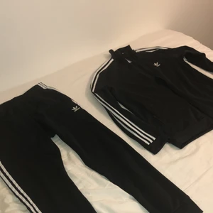 Addidas tracksuit (Beckenbauer modell) - •9/10 skick                                                        •Köpt på Stadium                                      •Nypris 1400kr