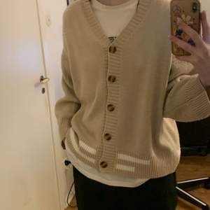 jätte fin beige cardigan från yesstyle. använd fåtal gånger och är i jätte fint skick! storlek: onesize/oversized 