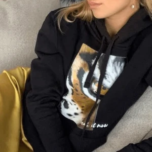 The Coo Elephant Hoodie - Snygg hoodie nämnd ”Tigereye” från The Cool Elephant. Storlek XS, bra skick. Kan skickas, köpare står för frakten ✨ Bilden på modellen är lånad. Nypris 599 kr.