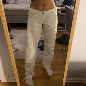 Säljer dessa ascoola lågmidjade byxor som var min mammas under 90-talet. De går att spänna in de vid midjan och man kan justera vid anklarna beroende på om du vill ha de pösiga eller skinny. Stl s men passar bra på mig som är xs, och passar även en M