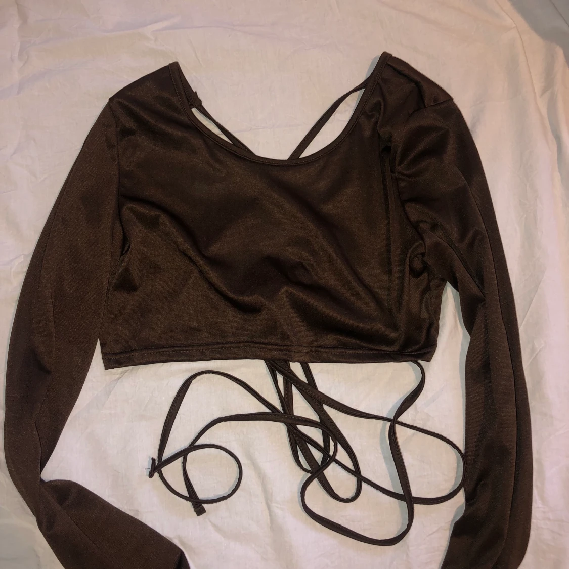 Brun topp med snörning