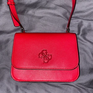 Snygg guess väska - Säljer min röda guessväska, endast använd några få gånger och är i nyskick