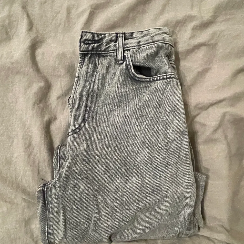 Säljer nu mina ”the 90’s denim jeans” från Bershka. De är i storlek 38 men passar storlek 36 bra också.  Köpare står för frakten. Jeans & Byxor.