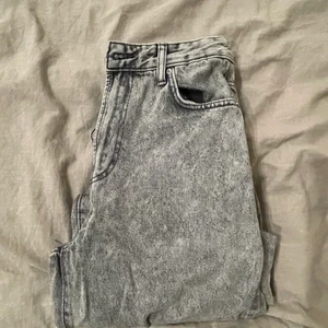 Bershka jeans - Säljer nu mina ”the 90’s denim jeans” från Bershka. De är i storlek 38 men passar storlek 36 bra också.  Köpare står för frakten