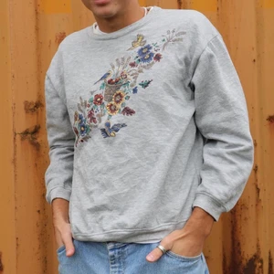 M  - Mysigt grå gammal tröja!  🤍 Säljer den för jag inte använder längre. (Du sår för frakt🥰)