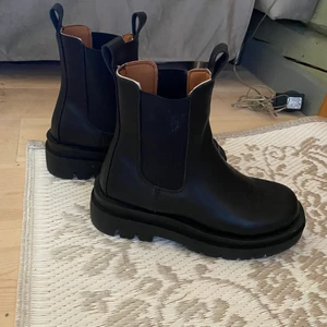  super snygga kängor  - Helt nya, endast använt en gång. Då dom är lite för små för mic så måste jag sälja dom. Dom är super sköna (förutom att dom va lite små för mig)  såååå fina.