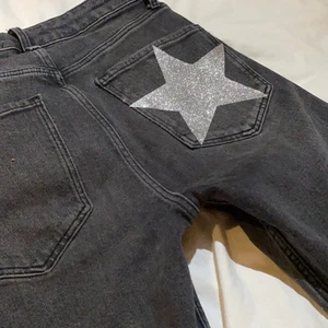 Zara jeans - Säljer mina gråa zara jeans med en stjärna på i storlek 36⭐️ säljer då de har blivit försmå för mig (mina bilder). Buda från 200kr