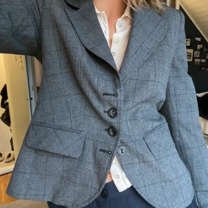 Kavaj - Skitfin kavaj med coola knappdetaljer på ärmar och rygg, i väldigt fint skick!