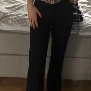 Raka kostymbyxor - Fina kostymbyxor med pressveck från Lindex!! Lite utsvängda ben men ser typ mer raka ut tycker jag, säljer då dom är för små men har varit mina favoriter🥰🥰 skickar fler bilder om det önskas. De är i ett lite tjockare mer rejält material