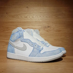 Air Jordan 1 High "Hyper Royal" - Air Jordan 1 High "Hyper Royal"  - Sizes: Us 4.5/Eu 36.5 Us 5/Eu 37.5 Sold out Us 5.5/Eu 38 Sold out Us 6/Eu 38.5 Sold out - Price: 4299kr - Sizes: Us 7.5/Eu 40.5 Sold out Us 8.5/Eu 42 Sold out Us 9/Eu 42.5 Us 9.5/Eu 43 Sold out Us 10/Eu 44 Sold out - Price 3999kr - Brand new - All og  For any further questions or pictures regarding the product, dm us or mail contact.yzyresell@gmail.com  When purchasing any kind of Jordans / Airforce 1’s / Sb dunk’s You always get a free pair of Crease shields 