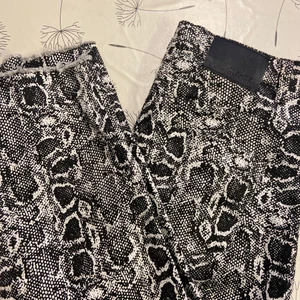 Snakesprint jeans  - Crooped jeans från Nakd som inte har kommit till användning. De är i bra skick och passar perfekt till ett par Dr.Martens eller höga boots. Köparen står för frakten 🤍