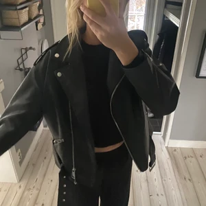Skinnjacka - Skinnjacka som knappt är använd, nypris 499