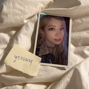 Dahyun (TWICE) Photocard - Offical Dahyun (TWICE) photocard från Feel special albumet. fint skick. kan mötas upp i stockholm eller skickas, jag står inte för postens slarv <33
