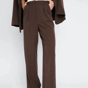 Kostymbyxor  - Bruna kostymbyxor från bikbok🤎 säljer för de inte passar mig i strorlekt. Använd fåtal gånger. 350+frakt💗