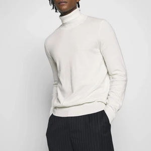 Filippa K polotröja - Storlek M. Knappt ett år gammal. Som ny. Säljes pga mitt ex tröja xd. Frakt är inkluderat i priset. I luftig ull.