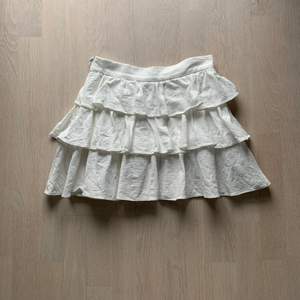 Säljer min kjol från shein i storlek xs då den tyvärr inte kommer till användning. Vid snabbt bud kan jag stå FÖR EN DEL av frakten!