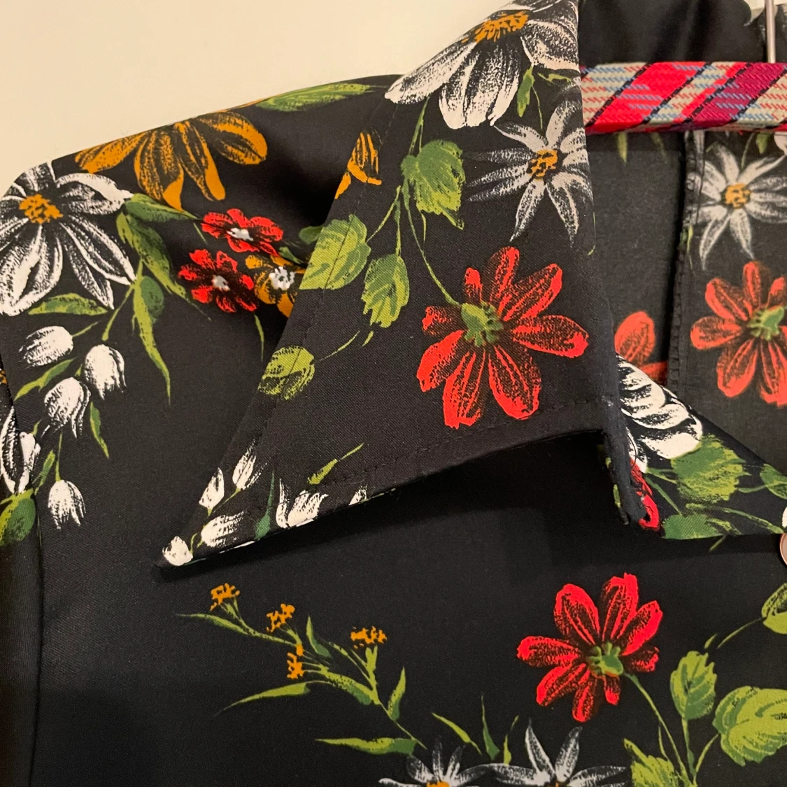 Fin blommig skjorta  - 90