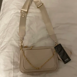 Väska  - Trendig väska som aldrig kommit till användning då jag fått två stycken. Etikett fortfarande på! 