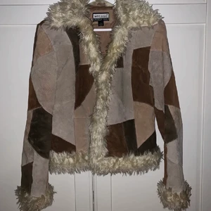 Pälsjacka i mocka  - Köpt här på Plick! Men passade tyvärr inte inte.