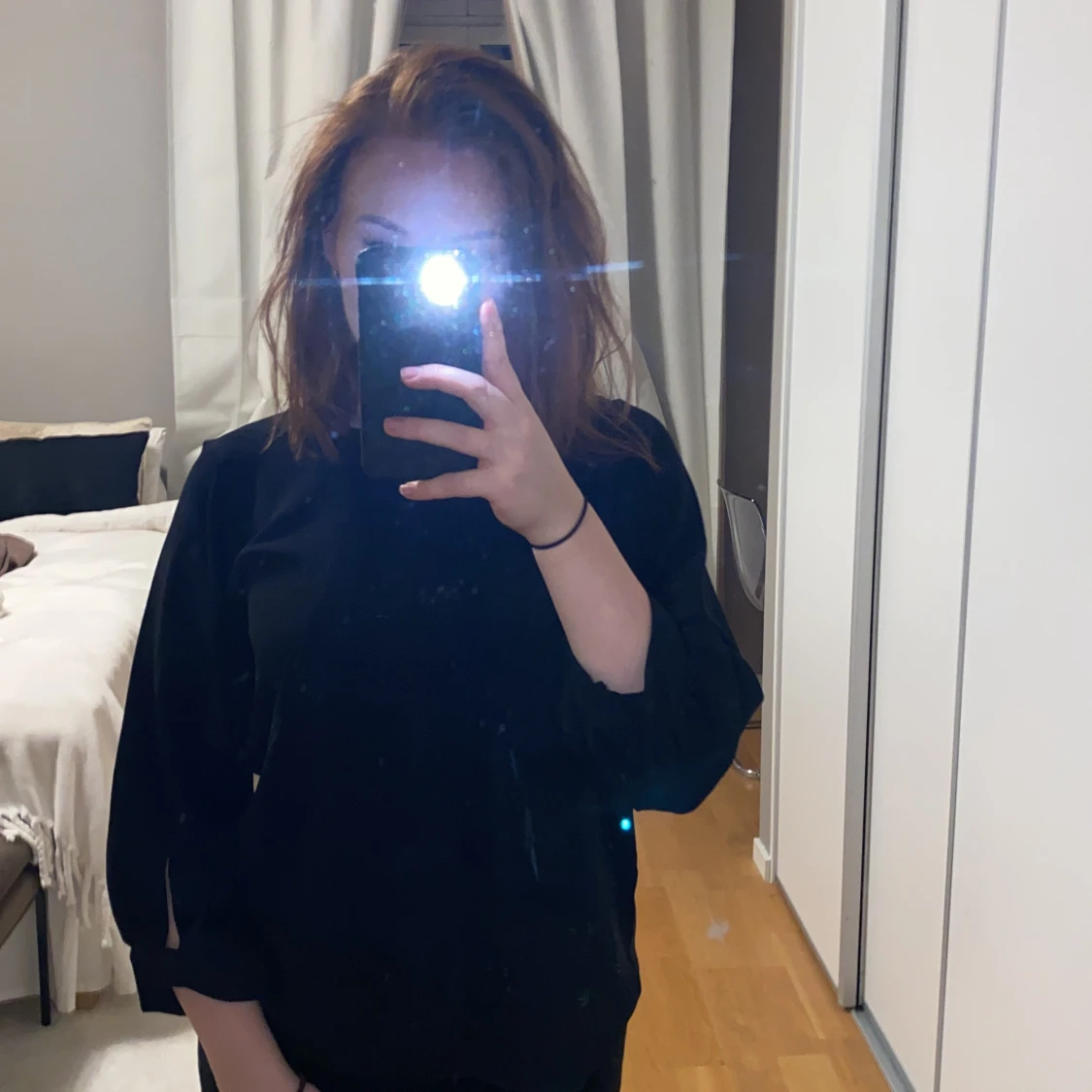 Svart blus med detalj