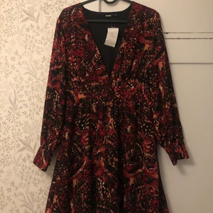 Perfekt Höstklänning  - Underbar höstklänning från bikbok. OBS dragkedjan i sidan är lite kämpig, men den ska fungera att stänga med lite aggressivitet