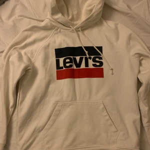 Levis hoddie  - Hoodie från Levi’s i storlek small! 💛 Använd fåtal gånger så är i mycket bra skick. Hör av er vid funderingar