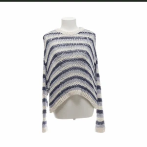 Stickad tröja - Säljer min stickad tröja från pull and bear då den ej kommer till användning. Den är inte använd och är i nyskick, frakt ingår ej <3
