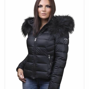 Chill faux fur svart/svart,rock and blue - Jättesnygg jacka med spännen där back som man kan få in midjan, jättefin päls och bra kvalite. Håller en varm hela vinter samtidigt som den passar till allt💞💅🏼. Pris går att diskutera vid snabb affär💞