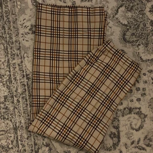 rutiga kostymbyxor  - säljer mina älskade kostymbyxor då de bilvit för korta på mig! vida ben och väldigt snygg passform 💕