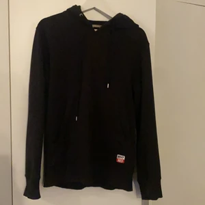 SVART HOODIE  - Inga skador, milt använd, mycket snygg