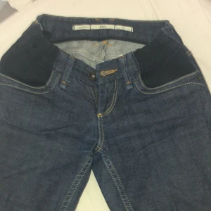 Lågmidjade jeans🤩 - Bara testade lågmidjade jeans! Otroligt fina och skönt jeans material. Justerbar midja (se bild 2). Säljer pga att jag inte använder lågmidjat💕ingen som helst skada. Skriv för fler bilder eller frågor