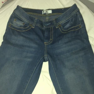 Lågmidjade jeans - Helt oanvända snygga lågmidjade jeans🤩mörkblåa köpta på cubus. Otroligt sköna och bra skick, säljer pga att jag inte använder lågmidjat och har inte fått användning av dom. Smala i ben och midja