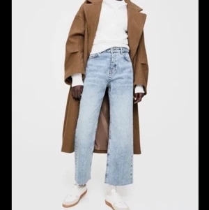 Zara jeans  - Använd Max 2 gånger då jag tycker det inte passar min stil… så väljer då att sälja vidare💖 det är i helt ny skick, slutsålt på hemsidan😇🌟