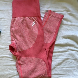 DoYouEven tights i strl M - Har bättre bilder på hur de sitter på/ser ut fast i grön! De är i strl M men är väldigt små i strl så passar mig som har S. 250:- Och behöver dem skickas så bjuder jag på frakt💗