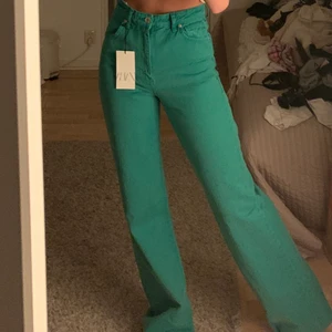 Gröna jeans - Gröna jeansen från zara. Fint skick förutom att en av skärpdelarna har gått av ( se sista bilden) men inget man tänker på och går lätt att fixa! 140kr+frakt