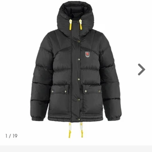 Fjällräven jacka - Säljer denna jacka som jag köpte i januari och har knappt använts så väldigt bra skick. Sitter väldigt oversize på mig som är M i andra jackor. Kan helst mötas upp eftersom det är svårt att posta jackor. Har kvitto och ”dustbag”. Priset kanske kan dirkuteras. Kan även byta mot meotine jacka om någon skulle vilja det. Köptes för 6000👌Köp direkt för 4200