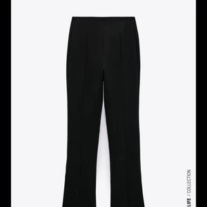 Helt nya utsvängda kostymbyxor med slits - Helt nya kostymbyxor från Zara, aldrig använda! Byxorna har hög midja med dragkedja i sidan, utsvängda ben med slits nertill och bakfickor. Storlek M men lite små i storleken. Skriv för egna bilder. Nypris: 399.