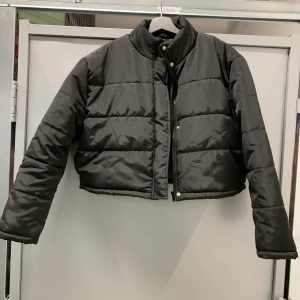 Kort Jacka från pretty little thing - Helt ny jacka från pretty little thing storlek 36