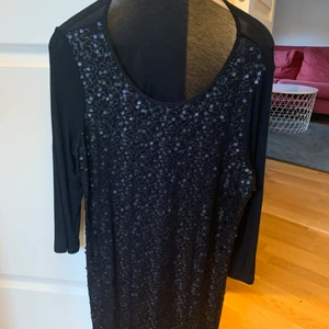 Klänning svart - Svart chic klänning 