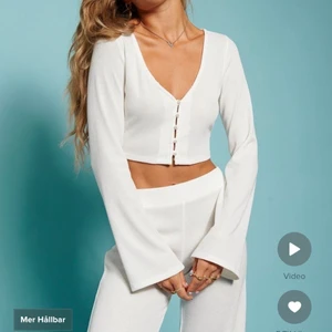 Hanna Schönberg set - Så fint set från Hanna Schönbergs kollektion med NA-KD, byxorna är i storlek S och är aldrig använda, prislapp kvar och tröjan är i storlek M 🤍🤍 (lite genomskinligt så bäst med vita underkläder)