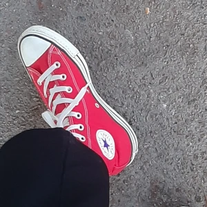 Röda Convers - Röda höga converse i storlek 39. Bra skick och knappt andvända. Sjukt snygga och trendiga ❤❤ (sista bilden är lånad)