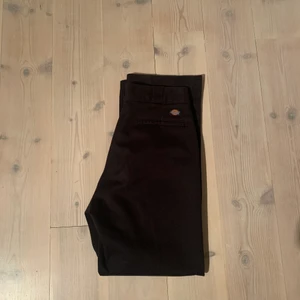 Dickies byxor 33x32 - Dickies byxor med rak passform, Skick 9/10 ser inget fel på de alls! Storlek 33x32 men passar också mindre i midjan
