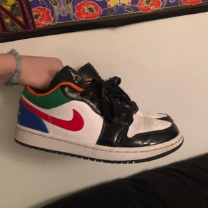 Jordan AIR 1 SE - Dessa snygga skorna kommer tyvärr inte till användning hos mig. Dem är i mycket bra skick och original kartong, extra skosnören och ilägg finns att skicka med. Finns det något intresse av dem kan vi diskutera pris och få fler bilder tagna på dem om det önskas.