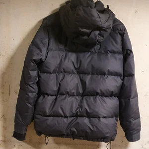 Vinter Puffer jacka  - I mycket bra skick och passar XS_L beror på hur man vill ha på sig. och sitter over size. Finns fler bilder och pris går att diskuteras 