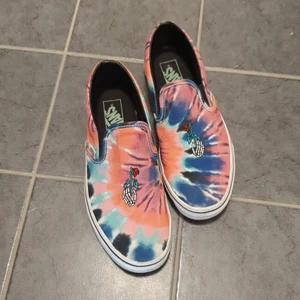 Vans stl 40 - Unika slip on. Endast använda fåtal gånger, nyskick. Lite smuts bara som går bort. 